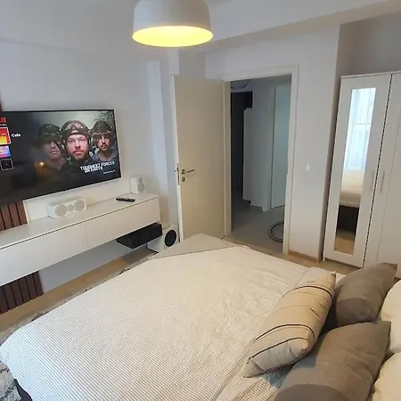 Апартаменты Cozy Flat With Terrace And Free Garage Parking Брашов